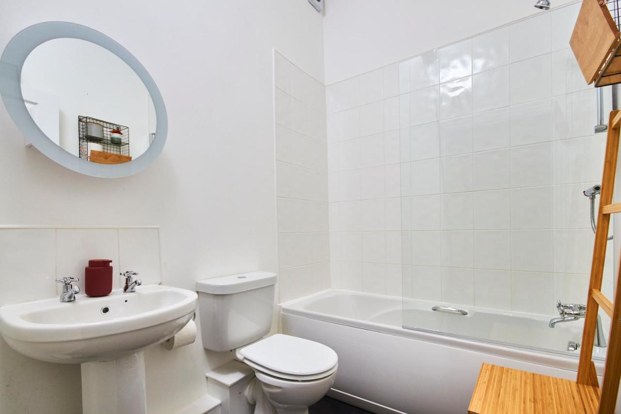 Lovely Abode In Newcastle - Sleeps 4 - Ground Floor Zewnętrze zdjęcie